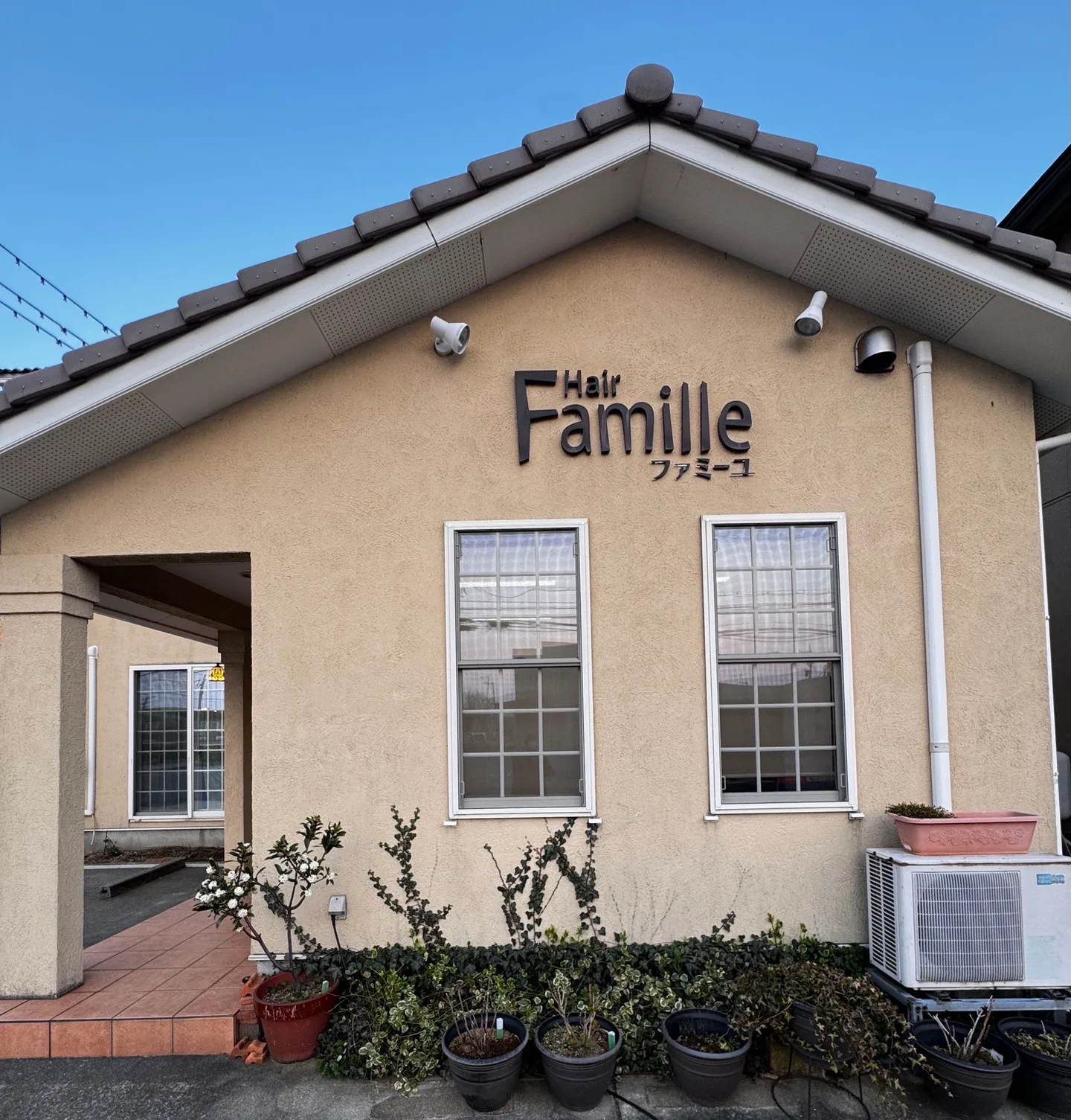 Hair Familleの店名看板がある店舗外観