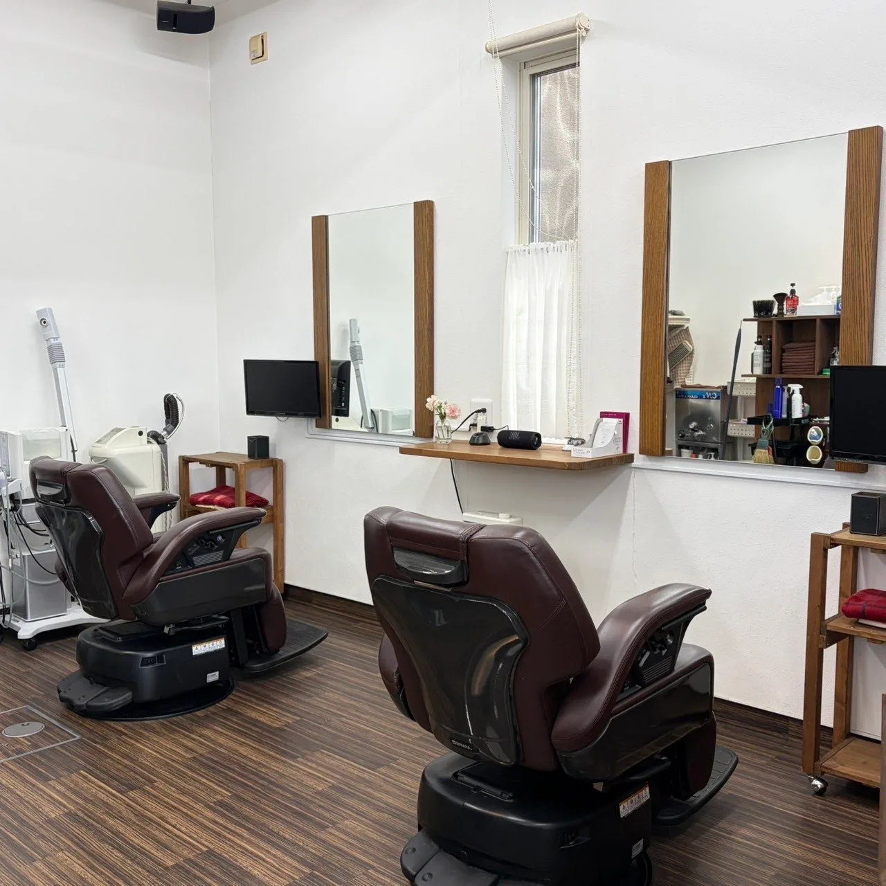 Hair Familleの鏡と理容椅子が並ぶ店内